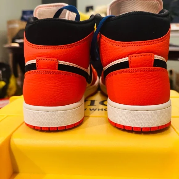 Air Jordon 1 Mids SE - Picture 3 of 8